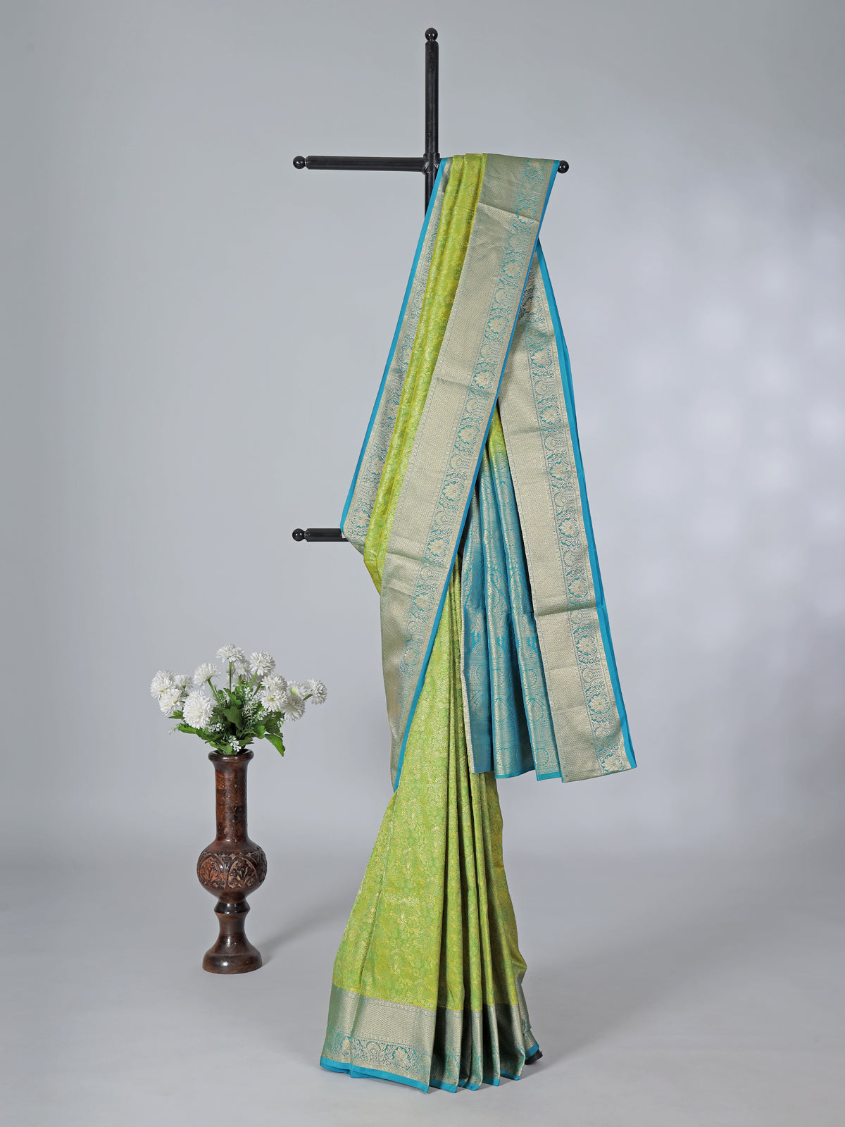 Mehendi green kanjivaram silk contrast border saree