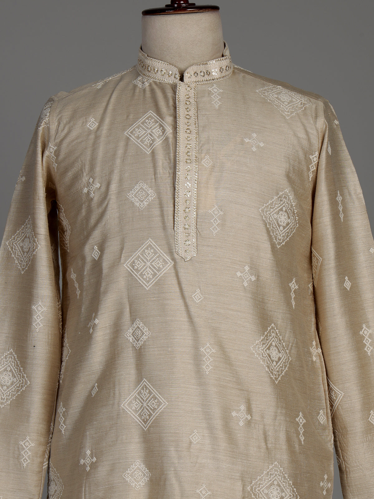 Beige tusser silk kurta set with geometric embroidered bootas