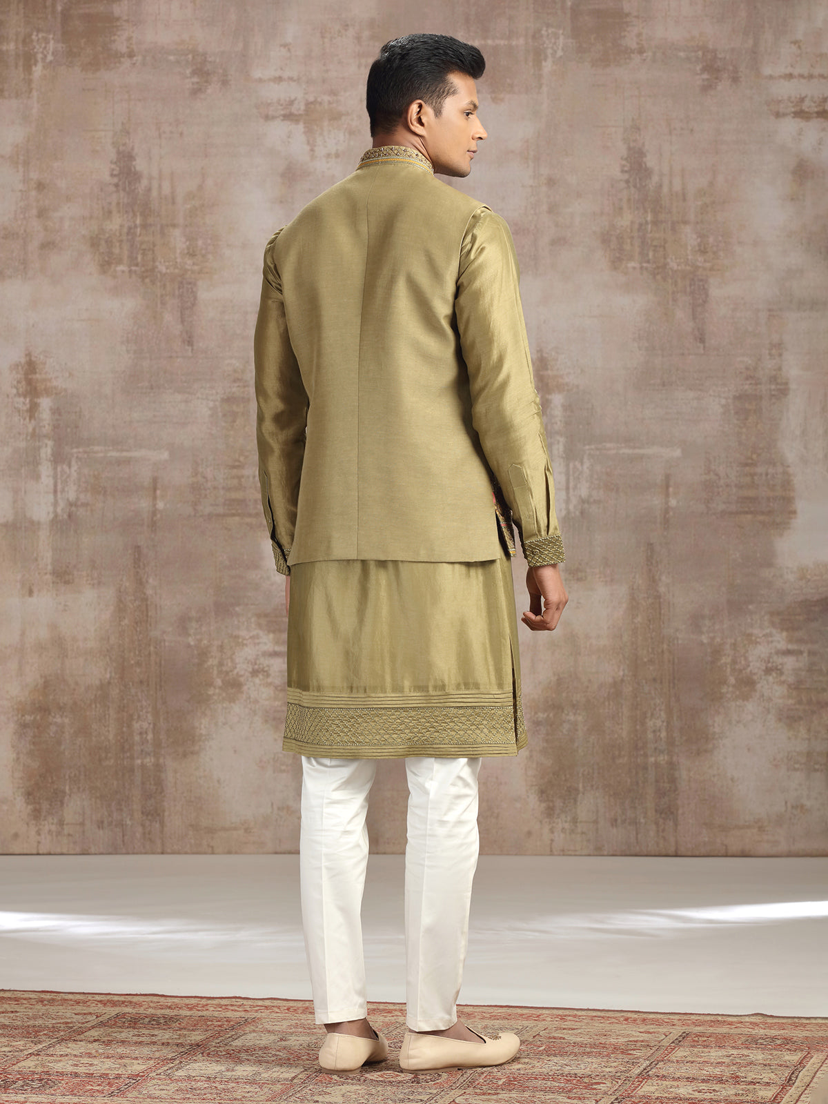 Earth green silk waistcoat set with embroidery