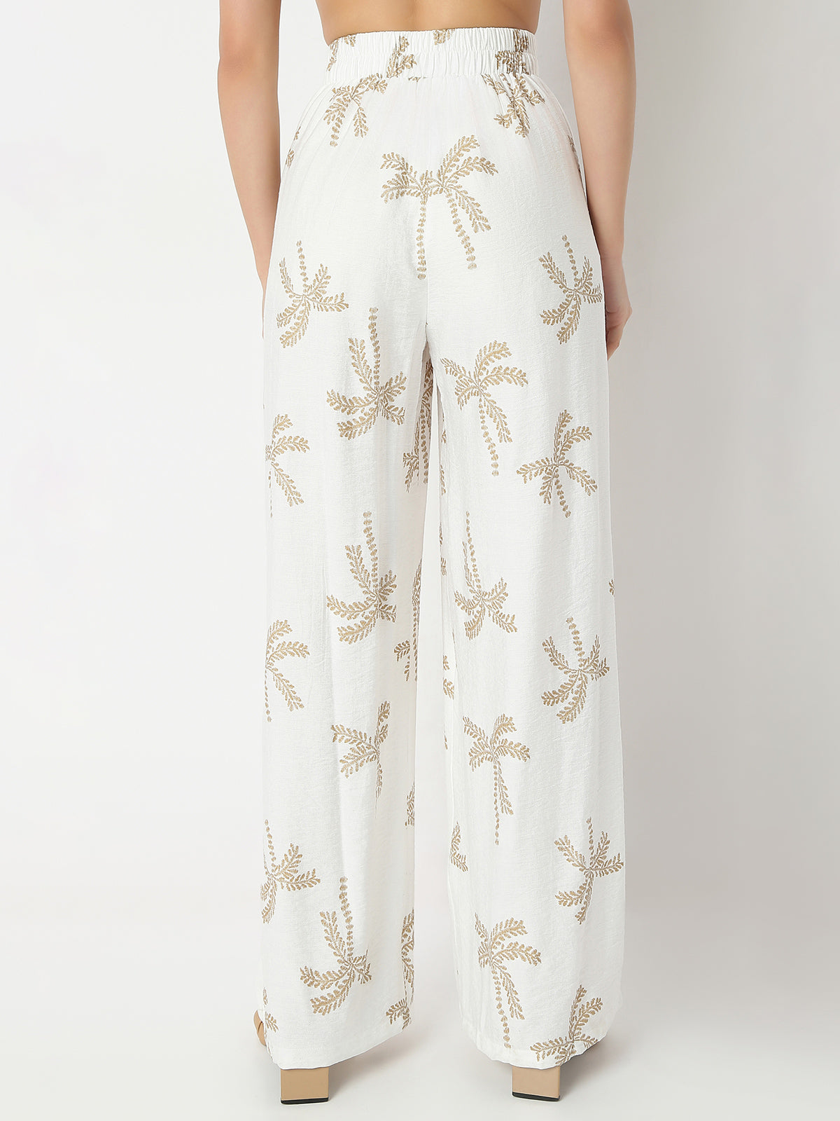 White woman co-ord set in linen cotton