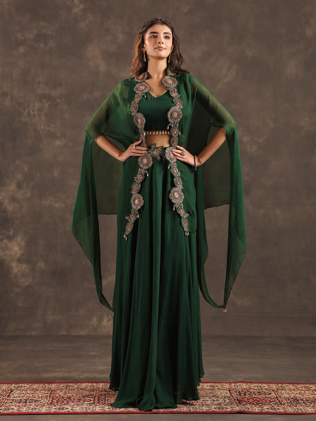 Elegant green viscose crepe palazzo suit with designer shrug