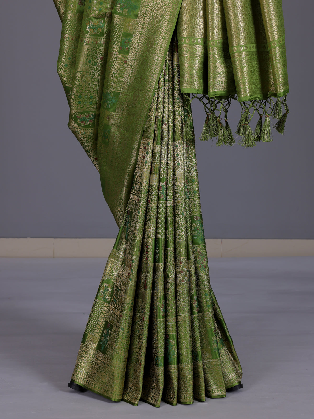Mehendi women paisley zari saree