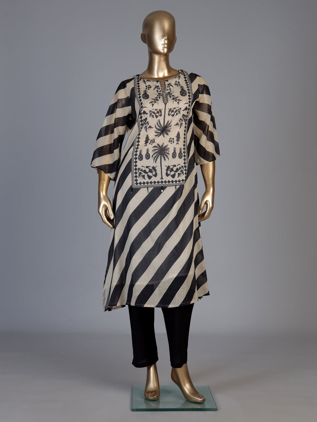 Black silk blend kurti set with printed sweetheart neckline