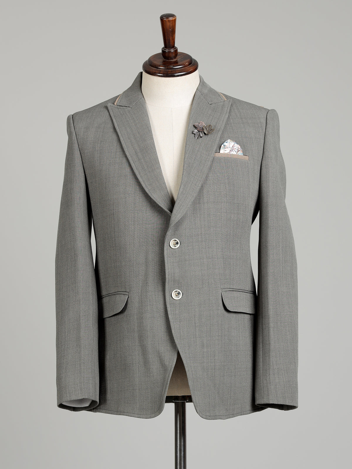 Light grey single-breasted blazer with floral brooch