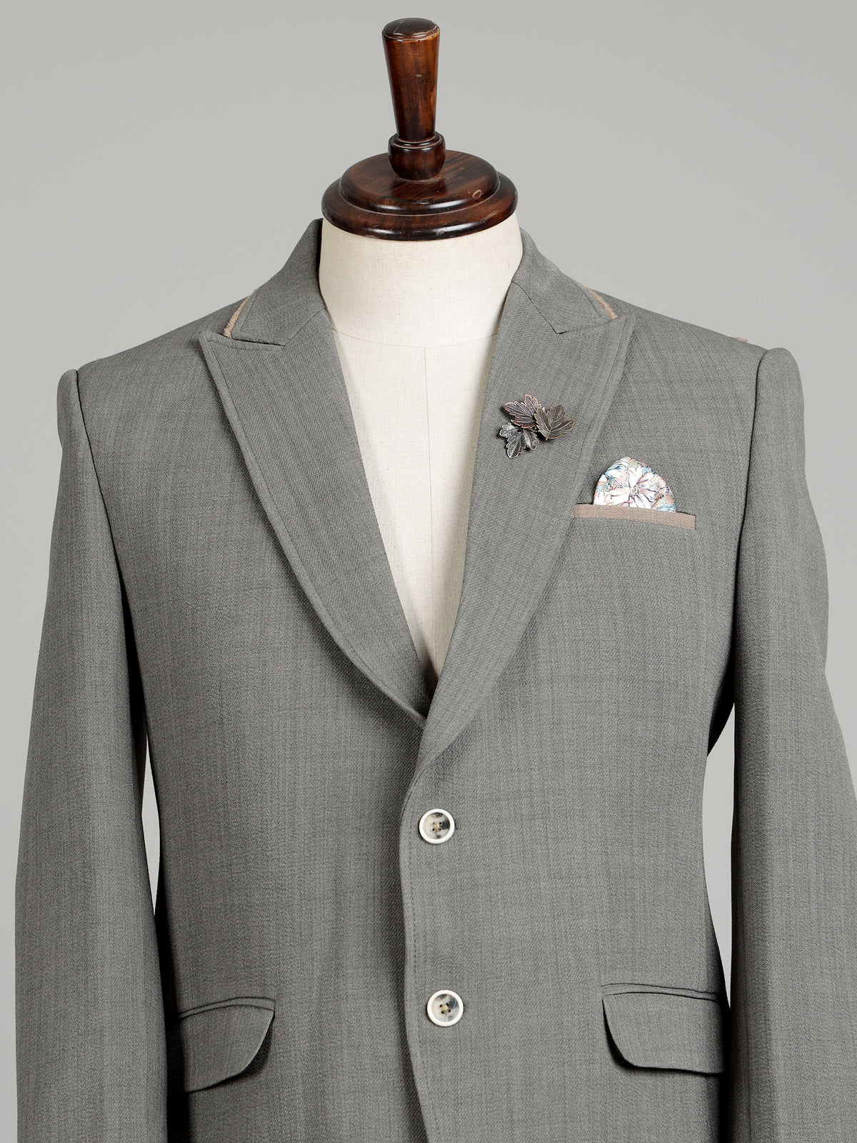 Light grey single-breasted blazer with floral brooch