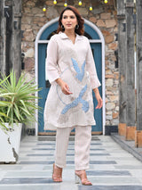 White striped suit with chic collar finish