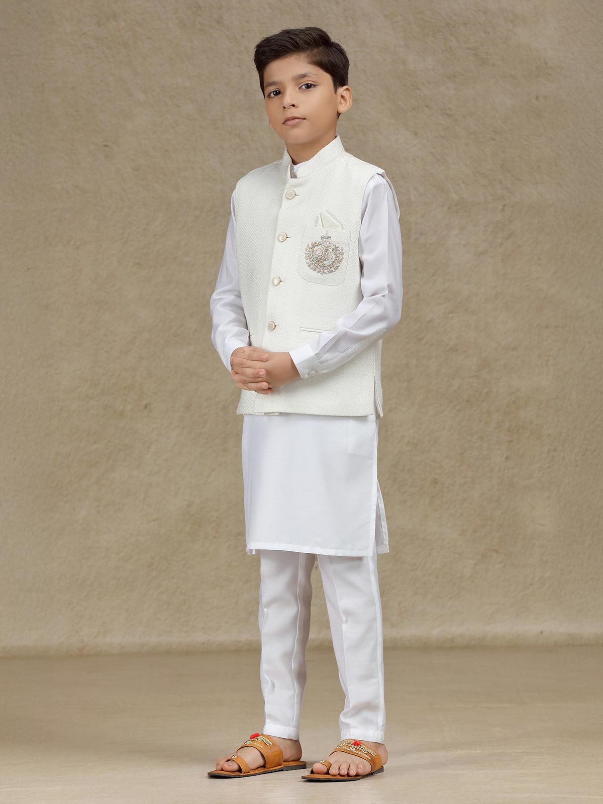 White waistcoat set in jute