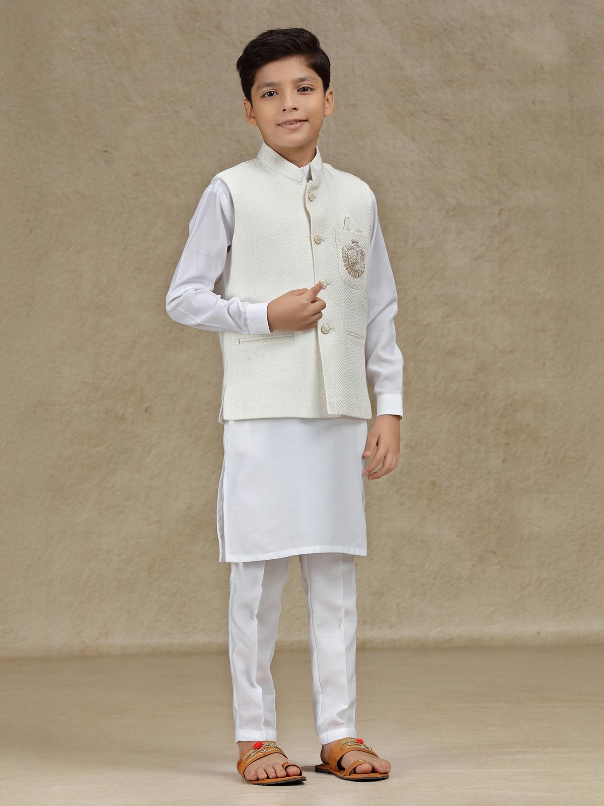 White waistcoat set in jute