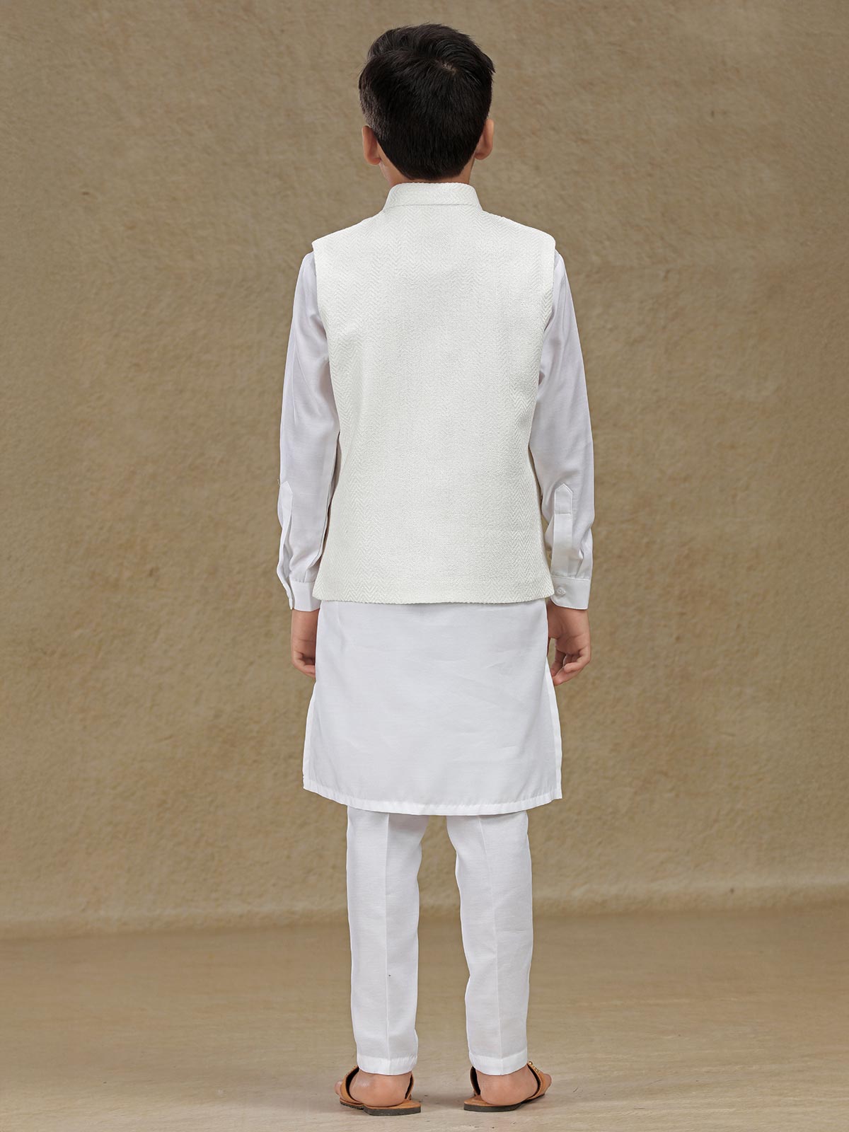 White waistcoat set in jute